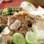 Rujak Cingur: Cita Rasa Legendaris dari Jawa Timur