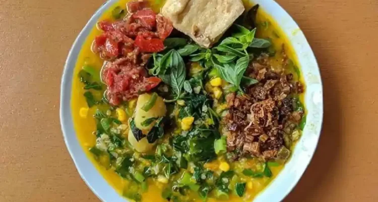 Tinutuan Manado dengan Sambal Roa Pedas yang Menggugah Selera