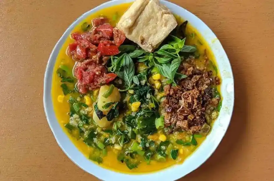 Tinutuan Manado dengan Sambal Roa Pedas yang Menggugah Selera