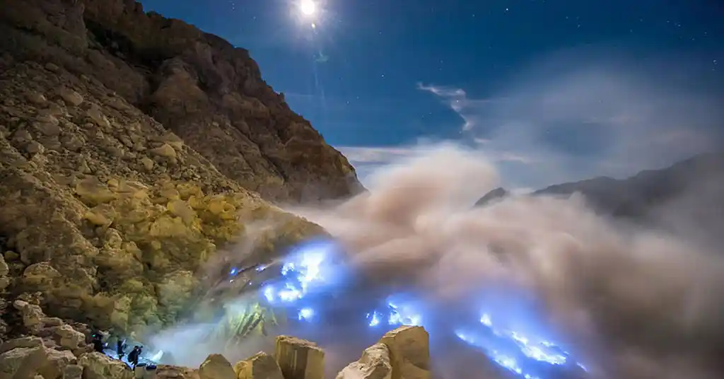 Kawah Ijen, Rekomendasi Wisata Dalam Negeri yang Wajib Masuk Daftar Liburan