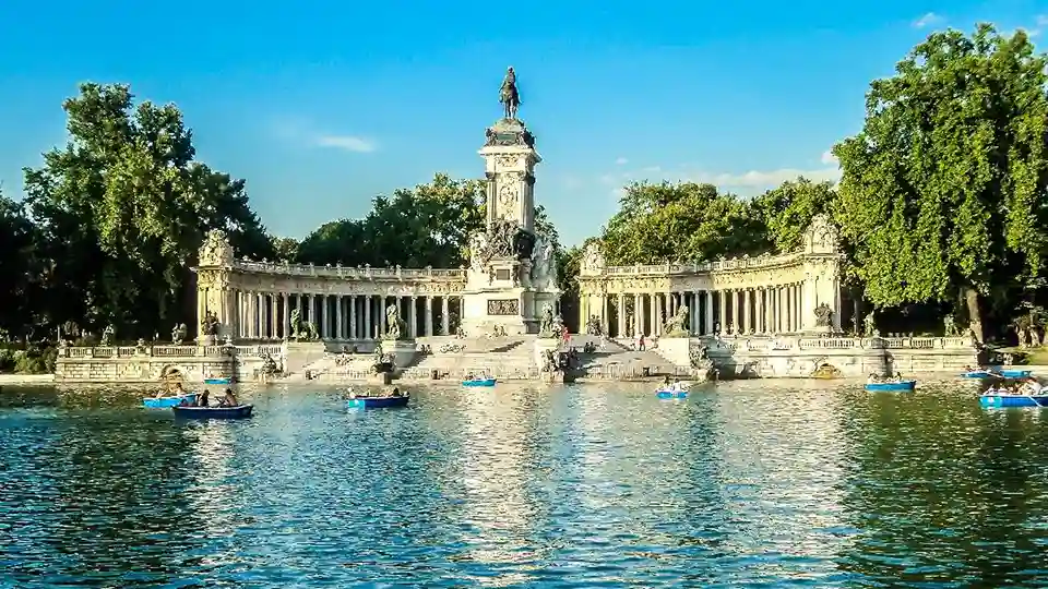 Retiro Park, Ruang Hijau Madrid yang Jadi Magnet Wisata Spanyol