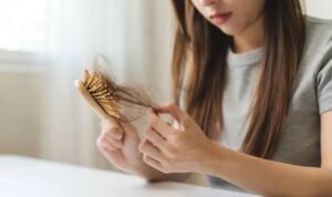 Rambut Rontok Makin Banyak? Kenali Penyebab yang Sering Tidak Disadari