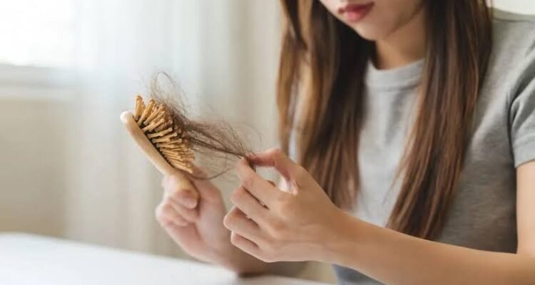 Rambut Rontok Makin Banyak? Kenali Penyebab yang Sering Tidak Disadari