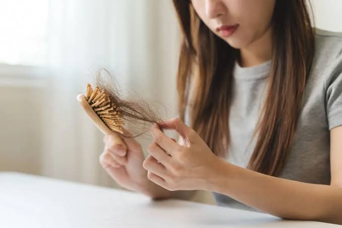 Rambut Rontok Makin Banyak? Kenali Penyebab yang Sering Tidak Disadari
